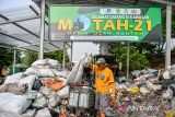 Petugas mengeluarkan sampah dari gerobak untuk di olah di TPST Motah Bakul Agamis, Gempolsari, Bandung Kulon, Bandung, Jawa Barat, Kamis (8/5/2025). Petugas membuka pintu mesin insinerator untuk memasukkan sampah di TPST Motah Bakul Agamis, Gempolsari, Bandung Kulon, Bandung, Jawa Barat, Kamis (8/5/2025). Pemerintah Provinsi Jawa Barat menggagas langkah untuk mengatasi krisis sampah terutama di Kota Bandung, salah satunya pembangunan 60 insinerator di berbagai titik kawasan Bandung Raya. ANTARA FOTO/Raisan Al Farisi/agr