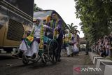 Jamaah calon haji berjalan menuju bus untuk diberangkatkan ke Asrama Haji Bekasi di Pusdikkav, Padalarang, Kabupaten Bandung Barat, Jawa Barat, Kamis (8/5/2025). Sebanyak 441 calon haji asal Kabupaten Bandung Barat yang tergabung dalam kelompok terbang (kloter) tujuh belas embarkasi Bekasi diberangkatkan menuju Asrama Haji Bekasi untuk selanjutnya diterbangkan ke Madinah, Arab Saudi pada Jumat (9/5) melalui Bandara Internasional Soekarno-Hatta. ANTARA FOTO/Abdan Syakura/agr