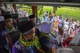 Jamaah calon haji menyapa keluarga dan sanak saudara dari dalam bus sebelum pemberangkatan ke Asrama Haji Bekasi di Pusdikkav, Padalarang, Kabupaten Bandung Barat, Jawa Barat, Kamis (8/5/2025). Sebanyak 441 calon haji asal Kabupaten Bandung Barat yang tergabung dalam kelompok terbang (kloter) tujuh belas embarkasi Bekasi diberangkatkan menuju Asrama Haji Bekasi untuk selanjutnya diterbangkan ke Madinah, Arab Saudi pada Jumat (9/5) melalui Bandara Internasional Soekarno-Hatta. ANTARA FOTO/Abdan Syakura/agr