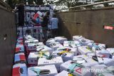 Porter Kantor Kementerian Agama (Kemenag) Ciamis menata koper milik jamaah calon haji di Islamic Center, Kabupaten Ciamis, Jawa Barat, Kamis (8/5/2025). Kemenag Ciamis mendistribusikan 442 koper dan logistik jamaah calon haji kloter 19 ke asrama embarkasi Bekasi sebelum pemberangkatan ke Tanah Suci. ANTARA FOTO/Adeng Bustomi/agr