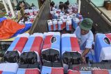 Porter Kantor Kementerian Agama (Kemenag) Ciamis menata koper milik jamaah calon haji di Islamic Center, Kabupaten Ciamis, Jawa Barat, Kamis (8/5/2025). Kemenag Ciamis mendistribusikan 442 koper dan logistik jamaah calon haji kloter 19 ke asrama embarkasi Bekasi sebelum pemberangkatan ke Tanah Suci. ANTARA FOTO/Adeng Bustomi/agr