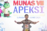 Wakil Gubernur Jatim Emil Elestianto Dardak menyampaikan pidato pada pembukaan Munas Asosiasi Pemerintah Kota Seluruh Indonesia (APEKSI) ke-VII di Grand City Mall, Surabaya, Jawa Timur, Kamis (8/5/2025). Munas APEKSI ke-VII yang berlangsung 6-10 Mei 2025 di Surabaya tersebut diikuti 98 kepala daerah se-Indonesia dengan mengusung tema Dari APEKSI Untuk Negeri. ANTARA Jatim/Rizal Hanafi/mas.