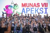 Wakil Menteri Dalam Negeri Bima Arya Sugiarto (depan, tengah) dan para kepala daerah berfoto bersama pada pembukaan Munas Asosiasi Pemerintah Kota Seluruh Indonesia (APEKSI) ke-VII di Grand City Mall, Surabaya, Jawa Timur, Kamis (8/5/2025). Munas APEKSI ke-VII yang berlangsung 6-10 Mei 2025 di Surabaya tersebut diikuti 98 kepala daerah se-Indonesia dengan mengusung tema Dari APEKSI Untuk Negeri. ANTARA Jatim/Rizal Hanafi/mas.