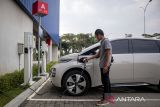 Warga mengisi daya baterai mobil listrik di Stasiun Pengisian Kendaraan Listrik Umum (SPKLU) Voltron, Kota Baru Parahyangan, Padalarang, Kabupaten Bandung Barat, Jawa Barat, Kamis (8/5/2025). Menteri Perindustrian (Menperin) Agus Gumiwang Kartasasmita menargetkan sembilan juta kendaraan listrik beredar di dalam negeri pada 2030, dengan jumlah tersebut negara bisa menghemat 14,15 juta barel bahan bakar minyak (BBM) dan memangkas emisi hingga 5,175 juta ton CO2. ANTARA FOTO/Abdan Syakura/agr