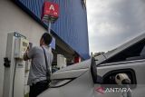 Warga melakukan pengisian daya baterai mobil listrik di Stasiun Pengisian Kendaraan Listrik Umum (SPKLU) Voltron, Kota Baru Parahyangan, Padalarang, Kabupaten Bandung Barat, Jawa Barat, Kamis (8/5/2025). Menteri Perindustrian (Menperin) Agus Gumiwang Kartasasmita menargetkan sembilan juta kendaraan listrik beredar di dalam negeri pada 2030, dengan jumlah tersebut negara bisa menghemat 14,15 juta barel bahan bakar minyak (BBM) dan memangkas emisi hingga 5,175 juta ton CO2. ANTARA FOTO/Abdan Syakura/agr