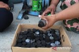 Sejumlah perajin perempuan menggunakan alat kompres sederhana memproduksi briket  di lokasi Usaha Mikro Kecil dan Menengah (UMKM) Bricket LK Coffee, desa Lamkeunung, kabupaten Aceh Besar, Aceh, Kamis (8/5/2025). Pelaku UMKM binaan Badan Usaha Milik Desa (BUMDes) yang mempekerjakan sebanyak 12 perempuan itu, memproduksi briket dari limbah ampas kopi masih menggunakan alat tradisional dengan kapasitas 1.200 pcs per hari dan mereka berharap pemerintah membantu alat produksi modern untuk meningkatkan produksi dan membuka lapangan kerja baru guna meningkatkan ekonomi masyarakat desa. ANTARA FOTO/Ampelsa