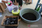 Sejumlah perajin perempuan melakukan proses produk briket di lokasi Usaha Mikro Kecil dan Menengah (UMKM) Bricket LK Coffee, desa Lamkeunung, kabupaten Aceh Besar, Aceh, Kamis (8/5/2025). Pelaku UMKM binaan Badan Usaha Milik Desa (BUMDes) yang mempekerjakan sebanyak 12 perempuan itu, memproduksi briket dari limbah ampas kopi masih menggunakan alat tradisional dengan kapasitas 1.200 pcs per hari dan mereka berharap pemerintah membantu alat produksi modern untuk meningkatkan produksi dan membuka lapangan kerja baru guna meningkatkan ekonomi masyarakat desa. ANTARA FOTO/Ampelsa