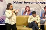 Pasangan calon Bupati dan Wakil Bupati Mahakam Ulu (Mahulu), Kalimantan Timur, nomor urut 3 Angela Idang Belawan (kiri) dan Suhuk (kanan) memberikan paparan saat berdiskusi dengan mahasiswa Mahakam Ulu di Samarinda, Kalimantan Timur, Rabu (7/5/2025). Dalam diskusi itu, Angela–Suhuk menyatakan ingin membangkitkan potensi di Mahulu yang belum tergarap maksimal antara lain sektor pariwisata, perkebunan, dan mendorong pertumbuhan ekonomi masyarakat melalui pengembangan UMKM. Antara Kaltim/M Risyal Hidayat