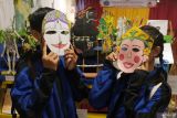 Dua siswa SMP menggunakan topeng berbahan sampah kertas saat Denpasar Education Festival 2025 di Gedung Dharma Negara Alaya, Denpasar, Bali, Rabu (7/5/2025).  Pemerintah Kota Denpasar setahun sekali menggelar pameran pendidikan untuk menampilkan ratusan hasil karya kreativitas para pelajar dari tingkat TK, SD, dan SMP se-Denpasar guna mempromosikan inovasi pendidikan serta edukasi pemanfaatan sampah yang didaur ulang menjadi kerajinan, sekaligus memperingati Hari Pendidikan Nasional (Hardiknas). ANTARA FOTO/Nyoman Hendra Wibowo/wsj.
