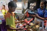 Dua siswa SD menunjukkan kerajinan pesawat dan kapal berbahan sampah kardus saat Denpasar Education Festival 2025 di Gedung Dharma Negara Alaya, Denpasar, Bali, Rabu (7/5/2025). Pemerintah Kota Denpasar setahun sekali menggelar pameran pendidikan untuk menampilkan ratusan hasil karya kreativitas para pelajar dari tingkat TK, SD, dan SMP se-Denpasar guna mempromosikan inovasi pendidikan serta edukasi pemanfaatan sampah yang didaur ulang menjadi kerajinan, sekaligus memperingati Hari Pendidikan Nasional (Hardiknas). ANTARA FOTO/Nyoman Hendra Wibowo/wsj.
