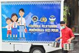 Petugas mendistribusikan makanan bergizi gratis hasil olahan Satuan Pelayanan Pemenuhan Gizi (SPPG) Polda Bali kepada siswa di SMP Negeri 3 Denpasar, Bali, Rabu (7/5/2025). SPPG yang saat ini memiliki kapasitas produksi sekitar 3.700 porsi per hari tersebut diluncurkan Polda Bali untuk mendukung peningkatan kualitas generasi muda khususnya dalam aspek kesehatan dan kecukupan gizi. ANTARA FOTO/Fikri Yusuf/wsj.