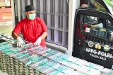 Petugas mendistribusikan makanan bergizi gratis hasil olahan Satuan Pelayanan Pemenuhan Gizi (SPPG) Polda Bali kepada siswa di SMP Negeri 3 Denpasar, Bali, Rabu (7/5/2025). SPPG yang saat ini memiliki kapasitas produksi sekitar 3.700 porsi per hari tersebut diluncurkan Polda Bali untuk mendukung peningkatan kualitas generasi muda khususnya dalam aspek kesehatan dan kecukupan gizi. ANTARA FOTO/Fikri Yusuf/wsj.