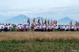 Umat Hindu berjalan beriringan dengan membawa benda sakral saat ritual Ngerebeg Wraspati Ngepik di Desa Adat Tegal, Abiansemal, Badung, Bali, Kamis (8/5/2025). Ritual yang digelar setiap enam bulan sekali atau tepatnya lima hari setelah Hari Raya Kuningan tersebut untuk memohon keselamatan dan perlindungan dari Tuhan serta sebagai tolak bala agar terhindar dari wabah penyakit. ANTARA FOTO/Nyoman Hendra Wibowo/wsj.