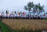 Umat Hindu berjalan beriringan dengan membawa benda sakral saat ritual Ngerebeg Wraspati Ngepik di Desa Adat Tegal, Abiansemal, Badung, Bali, Kamis (8/5/2025). Ritual yang digelar setiap enam bulan sekali atau tepatnya lima hari setelah Hari Raya Kuningan tersebut untuk memohon keselamatan dan perlindungan dari Tuhan serta sebagai tolak bala agar terhindar dari wabah penyakit. ANTARA FOTO/Nyoman Hendra Wibowo/wsj.