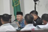 Gubernur Bengkulu periode 2016-2024 Rohidin Mersyah (kedua kiri) memberikan tanggapan atas keterangan saksi saat sidang lanjutan kasus tindak pidana korupsi berupa pemerasan dan gratifikasi di Pengadilan Tipikor Bengkulu di Kota Bengkulu, Rabu (7/5/2025).

Dalam sidang lanjutan tersebut Jaksa Penuntut Umum (JPU) Komisi Pemberantasan Korupsi (KPK) menghadirkan tujuh orang saksi yaitu Kadispora Provinsi Bengkulu Ika Joni Ikhwan, Kepala Dinas Perpustakaan dan Kearsipan Provinsi Bengkulu Meri Sasdi, Kepala BPKAD Provinsi Bengkulu Haryadi, Asisten III Setda Provinsi Bengkulu Nandar Munadi, Kepala Dinas Koperasi dan UMKM Provinsi Bengkulu Karmawanto serta Staf ahli Gubernur Bengkulu Sisardi dan Zahirman Aidi. ANTARA FOTO/Muhammad Izfaldi