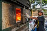Petugas membuka pintu mesin insinerator untuk memasukkan sampah di TPST Motah Bakul Agamis, Gempolsari, Bandung Kulon, Bandung, Jawa Barat, Kamis (8/5/2025). Pemerintah Provinsi Jawa Barat menggagas langkah untuk mengatasi krisis sampah terutama di Kota Bandung, salah satunya pembangunan 60 insinerator di berbagai titik kawasan Bandung Raya. ANTARA FOTO/Raisan Al Farisi/wpa.