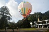 Pengunjung naik balon udara saat wisata di Melrimba Resto Garden, Cisarua, Kabupaten Bogor, Jawa Barat, Senin (5/5/2025). Wisata balon udara yang pertama kali hadir di kawasan Puncak, Bogor tersebut menjadi tempat favorit bagi pengunjung menyaksikan panorama Puncak, Bogor di ketinggian 50 meter dengan durasi 15 menit dan harga Rp850 ribu per orang. ANTARA FOTO/Arif Firmansyah/foc.