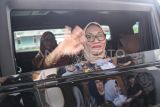 Menteri Pemberdayaan Perempuan dan Perlindungan Anak (PPPA) Arifatul Choiri Fauzi melambaikan tangannya seusai melakukan kunjungan kerja di kantor DKP3A Kalimantan Timur di Samarinda, Kaltim, Jumat (9/5/2025). Dalam kunjungan tersebut Arifatul Choiri Fauzi memberikan dukungan, mulai dari pendampingan psikologis, pemenuhan hak pendidikan, hingga tempat perlindungan terhadap korban anak kelas 6 SD yang hamil oleh ayah tirinya. Antara Kaltim/M Risyal Hidayat