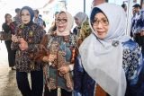Menteri Pemberdayaan Perempuan dan Perlindungan Anak (PPPA) Arifatul Choiri Fauzi (tengah) didampingi Penasihat Dharma Wanita Persatuan (DWP) Kementerian Sosial, Fatma Saifullah Yusuf (kiri) dan Kepala Dinas DKP3A Kalimantan Timur Noryani Sorayalita (kanan) tiba di kantor DKP3A saat melakukan kunjungan kerja di Samarinda, Kaltim, Jumat (9/5/2025). Dalam kunjungan tersebut Arifatul Choiri Fauzi memberikan dukungan, mulai dari pendampingan psikologis, pemenuhan hak pendidikan, hingga tempat perlindungan terhadap korban anak kelas 6 SD yang hamil oleh ayah tirinya. Antara Kaltim/M Risyal Hidayat