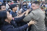 Personel Satpol PP bersitegang dengan mahasiswa sat berlangsungnya pembongkaran lapak Pasar Subuh di Samarinda, Kalimantan Timur, Jumat (9/5/2025). Pembongkaran tersebut sebagai tindak lanjut dari relokasi 57 pedagang Pasar Subuh oleh Pemerintah Kota Samarinda ke Pasar Beluluq Lingau di Jalan PM Noor menyusul adanya permintaan pemilik lahan agar kawasan tersebut segera dikosongkan. Antara Kaltim/M Risyal Hidayat