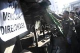 Sejumlah personel Satpol PP melakukan pembongkaran lapak Pasar Subuh di Samarinda, Kalimantan Timur, Jumat (9/5/2025). Pembongkaran tersebut sebagai tindak lanjut dari relokasi 57 pedagang Pasar Subuh oleh Pemerintah Kota Samarinda ke Pasar Beluluq Lingau di Jalan PM Noor menyusul adanya permintaan pemilik lahan agar kawasan tersebut segera dikosongkan. Antara Kaltim/M Risyal Hidayat