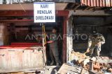 Personel Satpol PP melakukan pembongkaran lapak Pasar Subuh di Samarinda, Kalimantan Timur, Jumat (9/5/2025). Pembongkaran tersebut sebagai tindak lanjut dari relokasi 57 pedagang Pasar Subuh oleh Pemerintah Kota Samarinda ke Pasar Beluluq Lingau di Jalan PM Noor menyusul adanya permintaan pemilik lahan agar kawasan tersebut segera dikosongkan. Antara Kaltim/M Risyal Hidayat