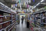 Pengunjung berbelanja di GS Supermarket, Cipondoh, Kota Tangerang, Banten, Jumat (9/5/2025). GS Supermarket yang merupakan ritel modern asal Korea Selatan tersebut akan menutup seluruh gerainya di Indonesia pada akhir Mei 2025. ANTARA FOTO/Putra M. Akbar/gp
