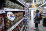 Pengunjung berbelanja di GS Supermarket, Cipondoh, Kota Tangerang, Banten, Jumat (9/5/2025). GS Supermarket yang merupakan ritel modern asal Korea Selatan tersebut akan menutup seluruh gerainya di Indonesia pada akhir Mei 2025. ANTARA FOTO/Putra M. Akbar/gp