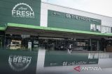 Pengunjung berbelanja di GS Supermarket, Cipondoh, Kota Tangerang, Banten, Jumat (9/5/2025). GS Supermarket yang merupakan ritel modern asal Korea Selatan tersebut akan menutup seluruh gerainya di Indonesia pada akhir Mei 2025. ANTARA FOTO/Putra M. Akbar/gp