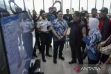 Ketua Komisi V DPR Lasaurus (ketiga kanan) didampingi Anggota Komisi V DPR Edi Purwanto (kanan), Plt Kepala BMKG Dwikorita Karnawati (kedua kanan) menyimak penjelasan Ketua Sekolah Tinggi Meteorologi Klimatologi dan Geofisika (STMKG) Deni Septiadi (kedua kiri) saat kunjungan kerja di STMKG, Kota Tangerang, Banten, Jumat (9/5/2025). Dalam kunjungannya, Komisi V DPR berharap sekolah tersebut dapat menjadi pusat riset yang melahirkan lulusan ahli di bidang meteorologi dan klimatologi untuk membantu pemerintah dalam mitigasi bencana. ANTARA FOTO/Putra M. Akbar/gp