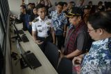 Ketua Komisi V DPR Lasaurus (kedua kanan) didampingi Ketua Sekolah Tinggi Meteorologi Klimatologi dan Geofisika (STMKG) Deni Septiadi (kanan) menyimak penjelasan taruna saat kunjungan kerja di STMKG, Kota Tangerang, Banten, Jumat (9/5/2025). Dalam kunjungannya, Komisi V DPR berharap sekolah tersebut dapat menjadi pusat riset yang melahirkan lulusan ahli di bidang meteorologi dan klimatologi untuk membantu pemerintah dalam mitigasi bencana. ANTARA FOTO/Putra M. Akbar/gp