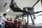 Ketua Komisi V DPR Lasaurus (tengah) didampingi Anggota Komisi V DPR Edi Purwanto (kedua kiri), Hamka B Kady (kedua kanan)  dan Danang Wicaksana (kiri) melihat fasilitas Sekolah Tinggi Meteorologi Klimatologi dan Geofisika (STMKG) di Kota Tangerang, Banten, Jumat (9/5/2025). Dalam kunjungannya, Komisi V DPR berharap sekolah tersebut dapat menjadi pusat riset yang melahirkan lulusan ahli di bidang meteorologi dan klimatologi untuk membantu pemerintah dalam mitigasi bencana. ANTARA FOTO/Putra M. Akbar/gp