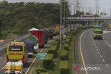 Truk pengangkut barang melintasi ruas tol Tangerang-Merak di Kota Cilegon, Banten, Jumat (9/5/2025). Kementerian Koordinator Bidang Infrastruktur dan Pembangunan Kewilayahan menargetkan Indonesia bisa bebas dari truk bermuatan lebih atau overdimension-overload (ODOL) pada tahun 2026 karena dinilai menjadi pemicu kecelakaan nomor dua secara nasional serta menyebabkan kerusakan jalan. ANTARA FOTO/Angga Budhiyanto/gp