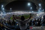 Penonton menyaksikan pesepak bola Persib Bandung yang tengah melakukan seleberasi usai pertandingan BRI Liga 1 melawan Barito Putera di Stadion Gelora Bandung Lautan Api (GBLA), Bandung, Jawa Barat, Jumat (9/5/2025). Pertandingan tersebut dihadiri 29.569 penonton. ANTARA FOTO/Raisan Al Farisi/agr
