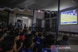 Warga menyaksikan pertandingan sepak bola Liga 1 antara Persib Bandung melawan Barito Putera di Kantor Kecamatan Cimahi Tengah, Kota Cimahi, Jawa Barat, Jumat (9/5/2025). Masyarakat Kabupaten Bandung Barat dan Kota Cimahi menggelar nonton bareng di sejumlah titik sebagai dukungan kepada Persib Bandung sekaligus untuk merayakan Persib Bandung menjuarai Liga 1 musim 2024-2025. ANTARA FOTO/Abdan Syakura/agr
