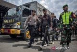 Petugas kepolisian dan TNI menggiring warga yang terjaring operasi pemberantasan premanisme di Polres Cimahi, Kota Cimahi, Jawa Barat, Jumat (9/5/2025). Polres Cimahi menangkap 114 preman dan menetapkan enam tersangka dalam operasi pemberantasan premanisme yang digelar di 21 titik di Kota Cimahi dan Kabupaten Bandung Barat. ANTARA FOTO/Abdan Syakura/agr
