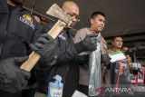 Kapolres Cimahi AKBP Niko Narullah Adi Putra (kanan) beserta jajaran menunjukkan barang bukti saat konferensi pers operasi pemberantasan premanisme di Polres Cimahi, Kota Cimahi, Jawa Barat, Jumat (9/5/2025). Polres Cimahi menangkap 114 preman dan menetapkan enam tersangka dalam operasi pemberantasan premanisme yang digelar di 21 titik di Kota Cimahi dan Kabupaten Bandung Barat. ANTARA FOTO/Abdan Syakura/agr
