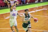 Pebasket Pacific Caesar Surabaya Miguel Angel Miranda (kanan) melewati adangan pebasket Bali United Basketball Ida Bagus Ananta (kiri) pada pertandingan Indonesian Baskeball League (IBL) 2025 di GOR Pacific Caesar Surabaya, Jawa Timur, Kamis (8/5/2025). Pacific Caesar Surabaya mengalahkan Bali United Basketball dengan skor 107-99. ANTARA Jatim/Rizal Hanafi/mas.