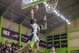 Pebasket Pacific Caesar Surabaya Adonnecy Joshua Bramah (kedua kiri) melakukan slam dunk saat melawan Bali United Basketball pada pertandingan Indonesian Baskeball League (IBL) 2025 di GOR Pacific Caesar Surabaya, Jawa Timur, Kamis (8/5/2025). Pacific Caesar Surabaya mengalahkan Bali United Basketball dengan skor 107-99. ANTARA Jatim/Rizal Hanafi/mas.