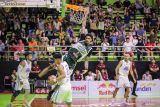 Pebasket Pacific Caesar Surabaya Adonnecy Joshua Bramah (ketiga kiri) bergelantungan di ring usai memasukan bola saat melawan Bali United Basketball pada pertandingan Indonesian Baskeball League (IBL) 2025 di GOR Pacific Caesar Surabaya, Jawa Timur, Kamis (8/5/2025). Pacific Caesar Surabaya mengalahkan Bali United Basketball dengan skor 107-99. ANTARA Jatim/Rizal Hanafi/mas.