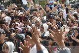 Kerabat dan keluarga melambaikan tangan kepada jamaah calon haji saat pelepasan dan pemberangkatan di Gedung Islamic Centre, Kabupaten Ciamis, Jawa Barat, Jumat (9/5/2025). Dari total 1.131 jamaah calon haji asal Ciamis, sebanyak 442 jamaah yang tergabung dalam kloter 19 dilepas dan akan segera diberangkatkan menuju Tanah Suci. ANTARA FOTO/Adeng Bustomi/agr
