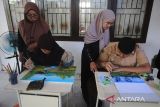 Sejumlah anak penyandang  disabilitas mengikuti pelajaran keterampilan melukis di Sekolah Luar Biasa (SLB)  Yayasan Pendidikan Disabilitas Insani, Jaya Baru, Banda Aceh, Aceh, Jumat (9/5/2025). SLB Yayasan Disabilitas yang menerapkan 70 persen pendidikan vokasi dan 30 persen pendidikan akademik pada  murid disabilitas  itu untuk mempersiapkan generasi muda mandiri dengan berbagai keterampilan yang siap untuk memasuki pasar tenaga kerja. ANTARA FOTO/Ampelsa.