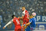 Pesepak bola Persib Bandung Gustavo Franca (kanan) berebut bola udara dengan pesepak bola Barito Putera Murilo Mendes (tengah) dan Tegar Infantrie (kiri) saat pertandingan BRI Liga 1 di Stadion Gelora Bandung Lautan Api (GBLA), Bandung, Jawa Barat, Jumat (9/5/2025). Barito Putera berhasil menahan imbang tuan rumah Persib Bandung dengan skor 1-1. ANTARA FOTO/Raisan Al Farisi/agr
