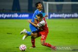 Pesepak bola Persib Bandung Beckham Putra (kiri) berbenturan dengan pesepak bola Barito Putera Novan Setya Sasongko (kanan) pada pertandingan lanjutan BRI Liga 1 di Stadion Gelora Bandung Lautan Api (GBLA), Bandung, Jawa Barat, Jumat (9/5/2025). Barito Putera berhasil menahan imbang tuan rumah Persib Bandung dengan skor 1-1. ANTARA FOTO/Raisan Al Farisi/agr
