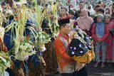 Warga menyaksikan iring-iringan pengarak sepasang boneka pengantin dalam ritual manten tebu di PG Modjopanggung, Tulungagung, Jawa Timur, Jumat (9/5/2025). Tradisi manten tebu merupakan ritual adat budaya yang ada sejak era kolonial Belanda dan sampai kini terus dilestarikan untuk menandai dimulainya musim giling tebu sekaligus sebagai simbol sinergi antara pabrik gula dengan petani tebu. ANTARA Jatim/Destyan Sujarwoko/mas.