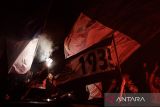 Warga menyalakan suar saat pawai merayakan juara usai pertandingan Persib Bandung di Jembatan layang Prof Dr Mochtar Kusumaatmadja, Bandung, Jawa Barat, Jumat (9/5/2025). Warga Kota Bandung kembali melakukan pawai kepastian juara untuk Persib Bandung usai pertandingan melawan Barito Putra yang berakhir imbang 1-1. ANTARA FOTO/Novrian Arbi/agr
