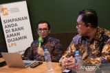 Kepala Kantor Perwakilan Lembaga Penjamin Simpanan (LPS) II Bambang S. Hidayat (kiri) bersama Sekretaris Lembaga LPS Jimmy Ardianto (kanan) memberikan keterangan pers di Pontianak, Kalimantan Barat, Jumat (9/5/2025). LPS menyatakan pihaknya telah melaksanakan pembayaran klaim penjaminan kepada para nasabah Bank Perekonomian Rakyat (BPR) Duta Niaga yang beralamat di di Jalan Pangeran Natakusuma Pontianak, Kalbar sebesar Rp78,1 miliar, setelah pencabutan izin usaha bank tersebut pada 5 Desember 2024. ANTARA KALBAR/Jessica Wuysang