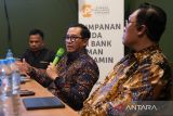 Kepala Kantor Perwakilan Lembaga Penjamin Simpanan (LPS) II Bambang S. Hidayat (tengah) bersama Sekretaris Lembaga LPS Jimmy Ardianto (kanan) memberikan keterangan pers di Pontianak, Kalimantan Barat, Jumat (9/5/2025). LPS menyatakan pihaknya telah melaksanakan pembayaran klaim penjaminan kepada para nasabah Bank Perekonomian Rakyat (BPR) Duta Niaga yang beralamat di di Jalan Pangeran Natakusuma Pontianak, Kalbar sebesar Rp78,1 miliar, setelah pencabutan izin usaha bank tersebut pada 5 Desember 2024. ANTARA KALBAR/Jessica Wuysang