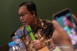 Sekretaris Lembaga LPS Jimmy Ardianto memberikan keterangan pers di Pontianak, Kalimantan Barat, Jumat (9/5/2025). LPS menyatakan pihaknya telah melaksanakan pembayaran klaim penjaminan kepada para nasabah Bank Perekonomian Rakyat (BPR) Duta Niaga yang beralamat di di Jalan Pangeran Natakusuma Pontianak, Kalbar sebesar Rp78,1 miliar, setelah pencabutan izin usaha bank tersebut pada 5 Desember 2024. ANTARA KALBAR/Jessica Wuysang