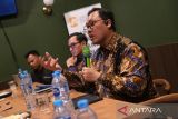 Sekretaris Lembaga LPS Jimmy Ardianto (kanan) bersama Kepala Kantor Perwakilan Lembaga Penjamin Simpanan (LPS) II Bambang S. Hidayat (kedua kanan) saat memberikan keterangan pers di Pontianak, Kalimantan Barat, Jumat (9/5/2025). LPS menyatakan pihaknya telah melaksanakan pembayaran klaim penjaminan kepada para nasabah Bank Perekonomian Rakyat (BPR) Duta Niaga yang beralamat di di Jalan Pangeran Natakusuma Pontianak, Kalbar sebesar Rp78,1 miliar, setelah pencabutan izin usaha bank tersebut pada 5 Desember 2024. ANTARA KALBAR/Jessica Wuysang
